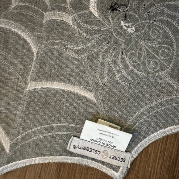 SECRET CELEBRITY SPIDER WEB TRIO TABLE RUNNER 14 X 36 INCHES - Picture 5 of 6